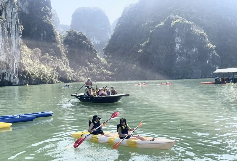 Du khách nhộn nhịp đến với Vịnh Hạ Long, được UNESCO công nhận là Di sản thiên nhiên thế giới. Ảnh: Đ.T