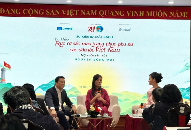 Giao lưu ra mắt sách Du khảo: Rực rỡ sắc màu trang phục phụ nữ các dân tộc Việt Nam (song ngữ Việt - Anh) của tác giả Nguyễn Bông Mai. Ảnh: VGP/ Minh Thúy