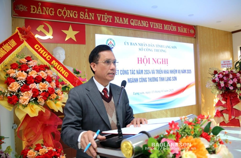 Lãnh đạo Sở Công thương báo cáo tình hình triển khai nhiệm vụ trong năm 2024 tại hội nghị