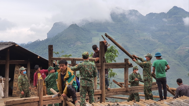 ĐOàn viên thanh niên Đồn BP Tả Gia Khâu giúp nhân dân làm nhà.jpg