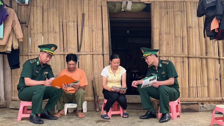 Cán bộ đoàn viên đồn Biên phòng Nậm Chẩy tuyên truyền vận động nhân dân không vượt biên giới trái phép.jpg