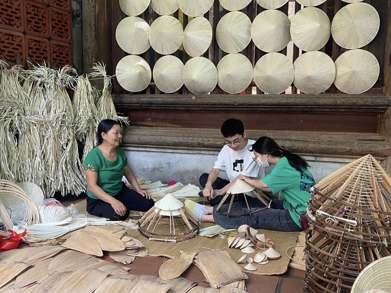 Trải nghiệm làm nón lá làng Chuông tại phố cổ Hà Nội ảnh 3