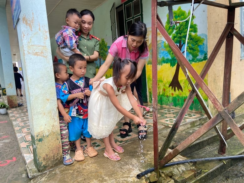 Các em học sinh tại điểm trường khẩu cồ đã có đủ nước sạch sử dụng trong năm học mới.jpg