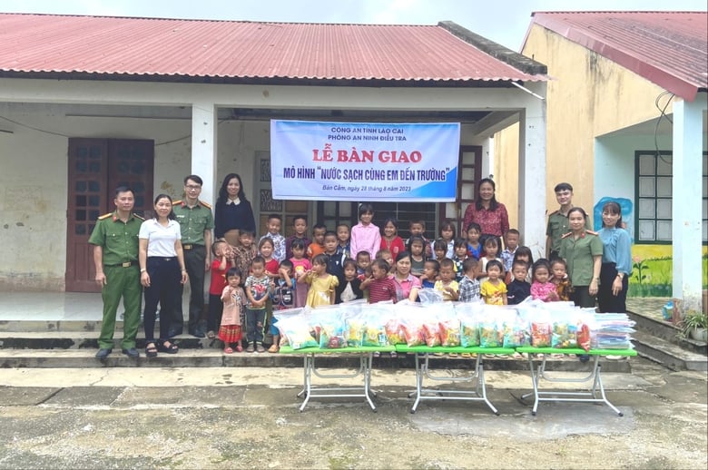 Phòng an ninh điều tra bàn giao công trình nước sạch cùng em đến trường cho các cô giáo điểm trường khẩu cồ.jpg