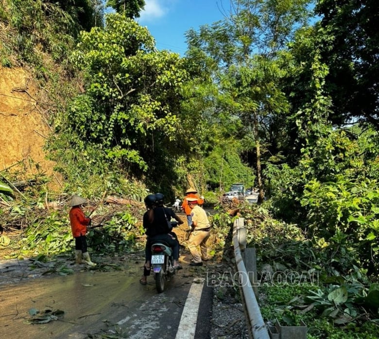 Lực lượng CSGT hỗ trợ khắc phục sạt lở để người dân có thể di chuyển an toàn.jpg