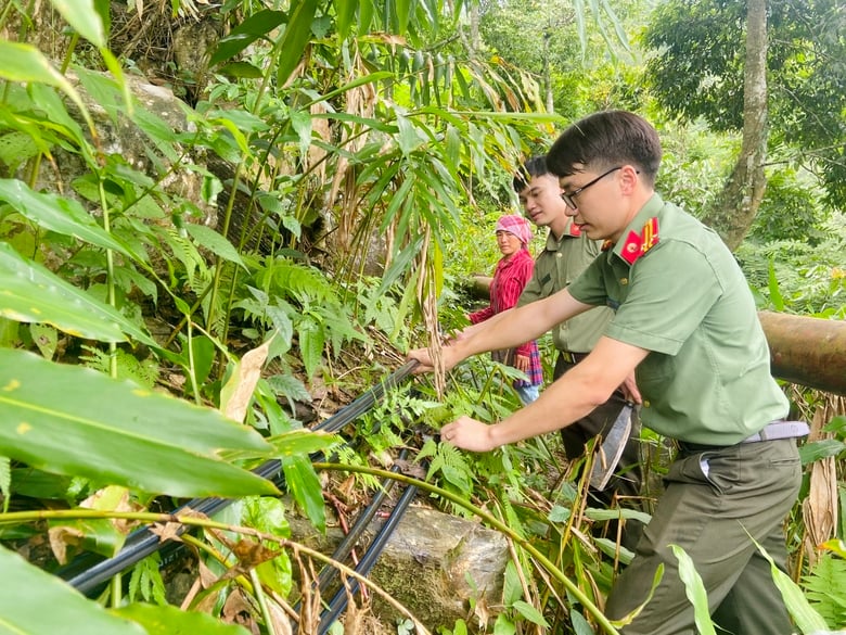 Các đồng chí phòng an ninh điều tra kiểm tra đường dẫn nước về trường đảm bảo cho các con đầy đủ nước sử dụng sinh hoạt trong năm học mới.jpg