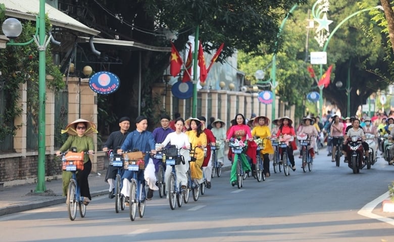 Áo dài kết nối du lịch và di sản Hà Nội ảnh 3