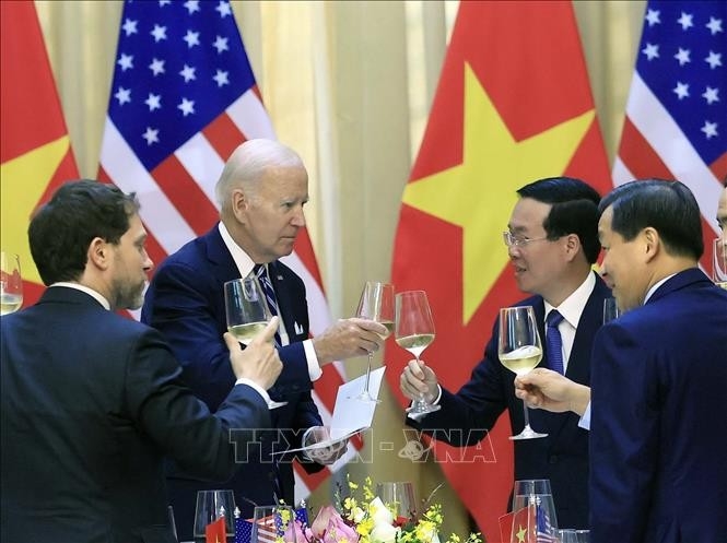 Chủ tịch nước Võ Văn Thưởng và Tổng thống Hoa Kỳ Joe Biden nâng ly chúc mừng. ảnh 3