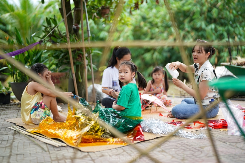 Bé Cát Tường (6 tuổi, học lớp 1/8, trường tiểu học Tân An) hay ngoái nhìn chiếc lồng đèn mẫu anh Tuấn làm sẵn. ảnh 4