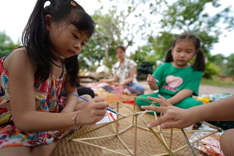 &quot;Trung thu này, vừa có ánh trăng rằm, vừa có ánh đèn ông sao tự tay làm rực rỡ, tụi con háo hức đón Tết Trung thu cùng các bạn. Tối đêm rằm, tụi con sẽ cầm chiếc lồng đèn lung linh màu sắc đến trường chung vui với các bạn&quot;, bé Phương Thảo (trường mẫu giáo Sơn Ca, TP Tân An) nói trong lúc làm lồng đèn. ảnh 3