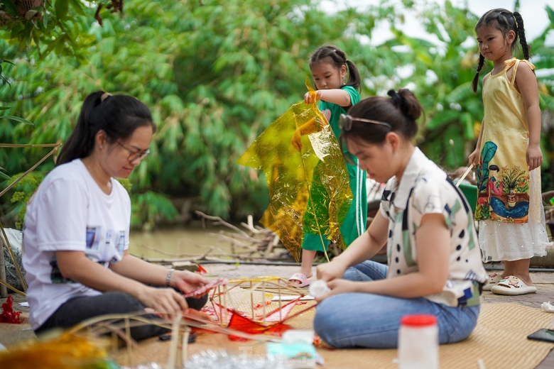 Để làm chiếc đèn ông sao theo kiểu truyền thống, nhóm phụ huynh này chuẩn bị một số nguyên liệu cơ bản như thanh tre để làm khung cho chiếc đèn, dây kẽm, keo dán, giấy bóng kính màu hoặc giấy gói quà tùy theo sở thích của mỗi người. ảnh 10