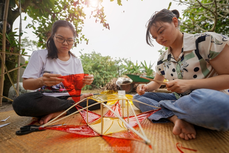 Để làm chiếc đèn ông sao theo kiểu truyền thống, nhóm phụ huynh này chuẩn bị một số nguyên liệu cơ bản như thanh tre để làm khung cho chiếc đèn, dây kẽm, keo dán, giấy bóng kính màu hoặc giấy gói quà tùy theo sở thích của mỗi người. ảnh 12