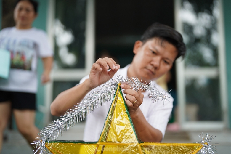 Hình ảnh những chiếc đèn ông sao đã in sâu trong ký ức mỗi người, nó gọi về ký ức tuổi thơ với niềm háo hức có được chiếc đèn để trông trăng. Trung thu xưa, mỗi dịp Rằm tháng tám, các ông bố bà mẹ lại rục rịch vót tre, mua nến làm cho mấy đứa nhỏ chiếc đèn ông sao đón Trung thu. Anh Quốc Tuấn (đứng) hỗ trợ đắc lực cho nhóm phụ huynh thực hiện những chiếc lồng đèn. ảnh 15