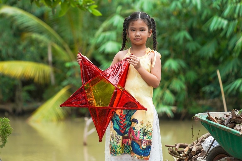 Bé Cát Tường, bé Phương Thảo, bé Lương Khả Hân (áo dài, 6 tuổi, học sinh trường tiểu học TT Tầm Vu) háo hức khoe thành quả. ảnh 18