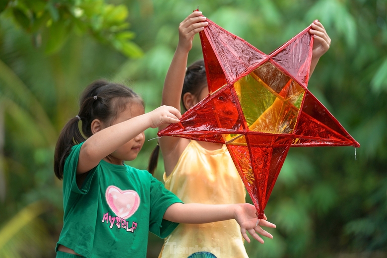 Bé Cát Tường, bé Phương Thảo, bé Lương Khả Hân (áo dài, 6 tuổi, học sinh trường tiểu học TT Tầm Vu) háo hức khoe thành quả. ảnh 17