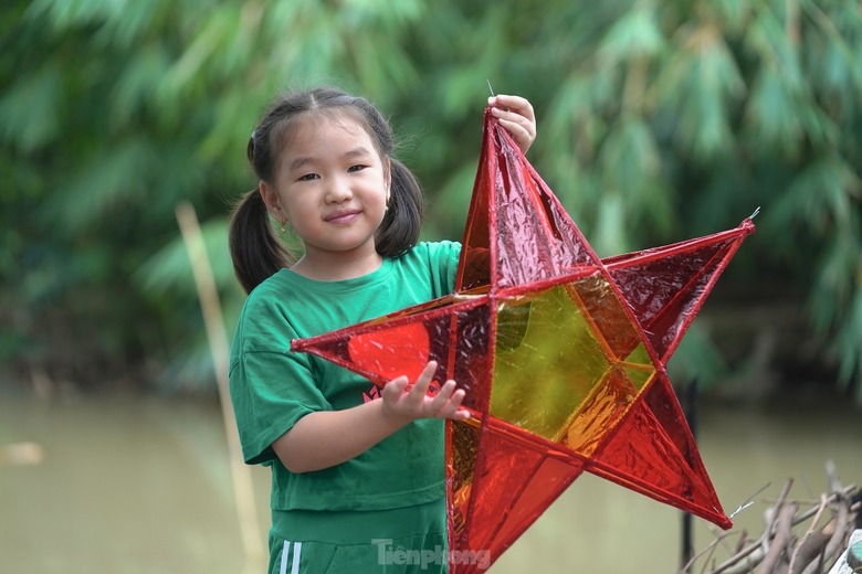 Bé Cát Tường, bé Phương Thảo, bé Lương Khả Hân (áo dài, 6 tuổi, học sinh trường tiểu học TT Tầm Vu) háo hức khoe thành quả. ảnh 19