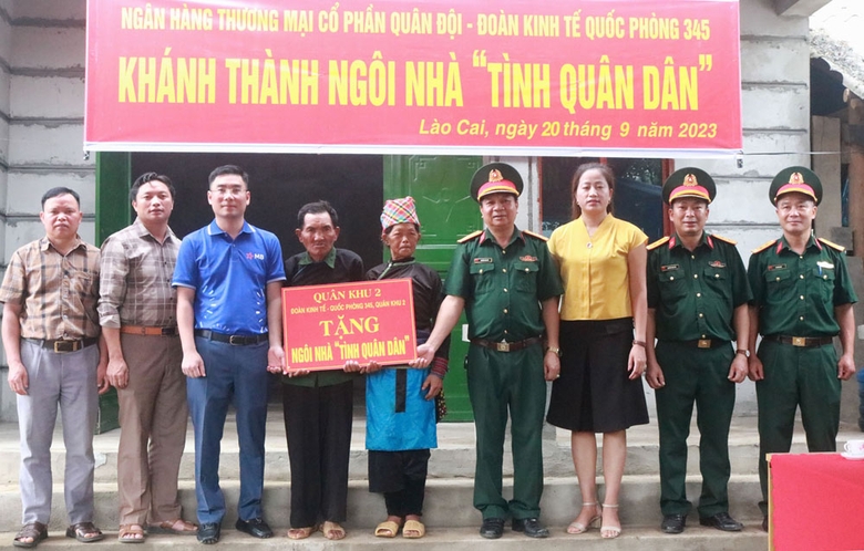 Trao hỗ trợ kinh phí cho gia đình ông Sùng A Giáo.jpg