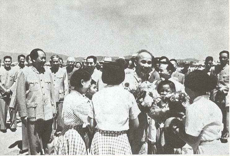 Chủ tịch Hồ Chí Minh thăm Trung Quốc. Quần chúng dâng hoa lên Người, tháng 7-1955. Nguồn: Tài liệu lưu trữ Bộ Ngoại giao ảnh 1