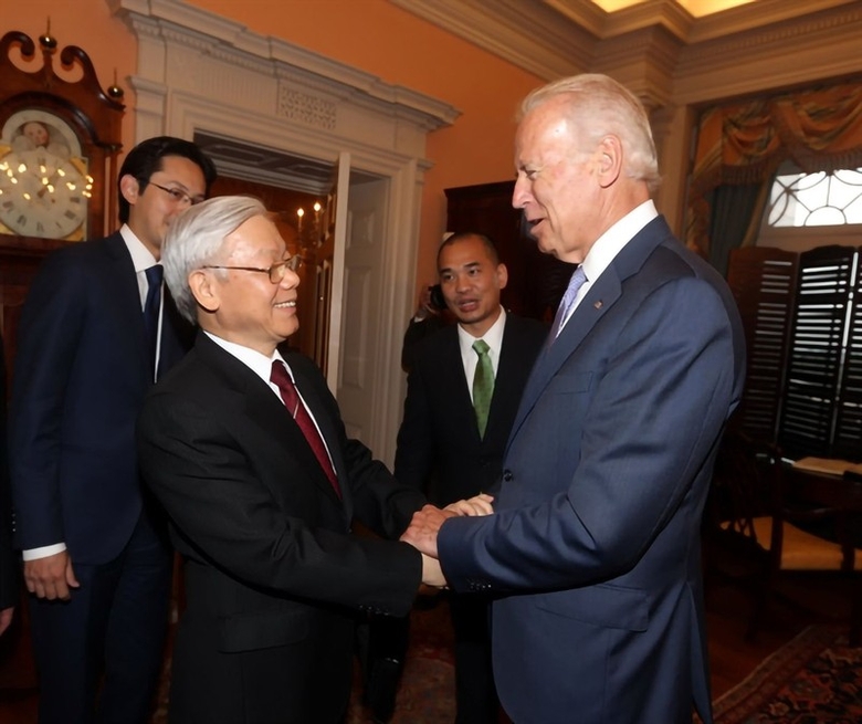 Tổng Bí thư Nguyễn Phú Trọng bắt tay Phó Tổng thống Hoa Kỳ Joe Biden trong chuyến thăm chính thức Hoa Kỳ năm 2015. ảnh 1