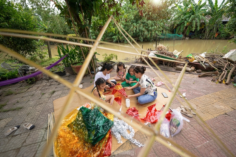 Tranh thủ ngày nghỉ, nhóm của chị Kim Thoa và chị Hồng Nhung dẫn các bạn nhỏ về khu nhà vườn của bạn mình là chị Thu Lan nằm ở ngoại ô TP Tân An (ngụ ấp Bình Nam, xã Bình Tâm) để cùng nhau đi chặt tre, làm lồng đèn để đón trung thu. ảnh 1