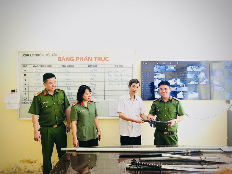 Ảnh,1. Người dân chủ động giao nộp dao, kiếm (2).jpeg