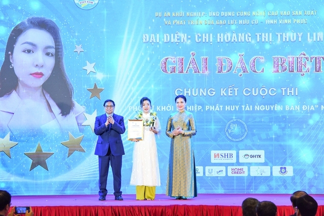 Thủ tướng Phạm Minh Chính và Chủ tịch Hội Liên hiệp Phụ nữ Việt Nam Hà Thị Nga trao giải đặc biệt cuộc thi &quot;Phụ nữ khởi nghiệp, phát huy tài nguyên bản địa&quot; năm 2023 - Ảnh: VGP/Nhật Bắc ảnh 3