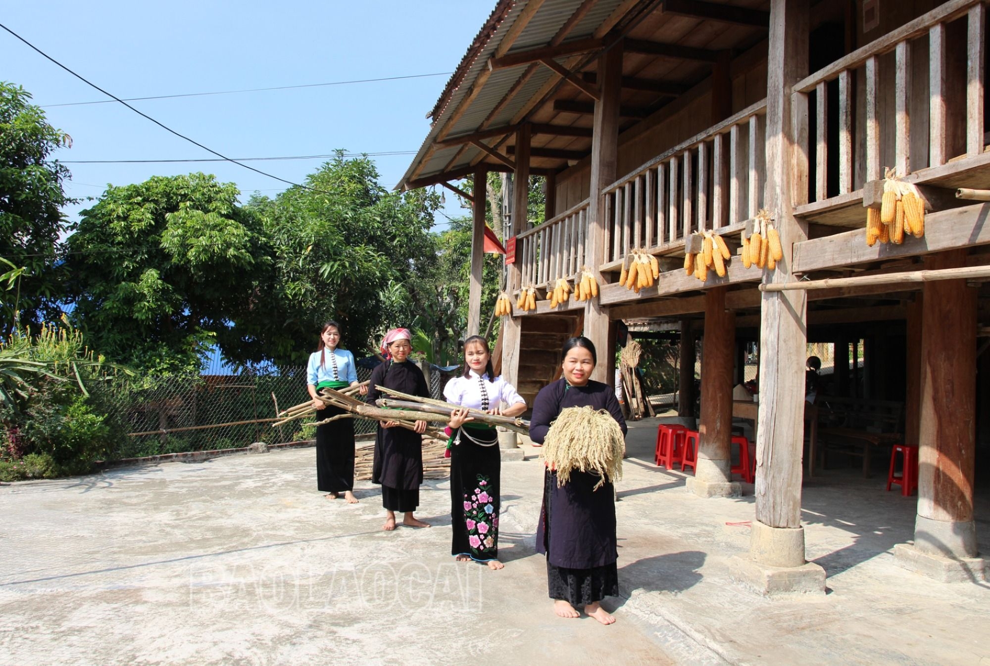 Cuộc sống ấm no dươi mái nhà sàn..jpg