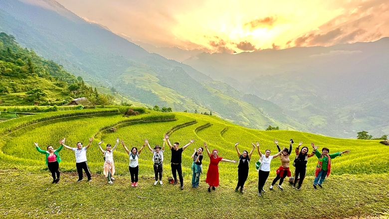 Đoàn khảo sát sản phẩm &quot;Hà Giang mùa lúa chín&quot; chụp ảnh check-in tại xã Phương Tiến, huyện Vị Xuyên. ảnh 1