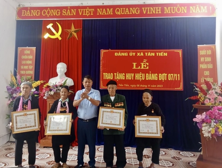 Đảng ủy xã Tân Tiến trao Huy hiệu Đảng cho các đảng viên tại Đảng bộ xã Tân Tiến.jpg