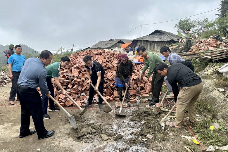 Đại tá Nguyễn Văn Thịnh, Phó Bí thư Đảng uỷ, Phó Giám đốc Công an tỉnh cùng lãnh đạo huyện và gia đình động thổ khởi công xây nhà tình nghĩa.jpg