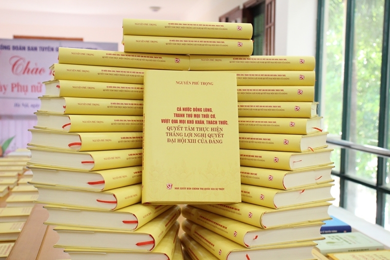 Cuốn sách của Tổng Bí thư Nguyễn Phú Trọng “Cả nước đồng lòng, tranh thủ mọi thời cơ, vượt qua mọi khó khăn, thách thức; quyết tâm thực hiện thắng lợi Nghị quyết Đại hội XIII của Đảng” .