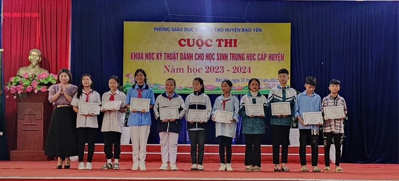 Trao giải nhì cho các sản phẩm.jpg