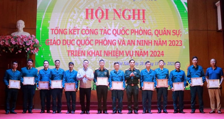 Khen thưởng các tập thể, cá nhân.JPG