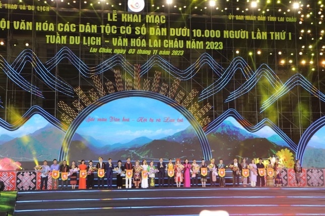 Lãnh đạo Bộ Văn hóa, Thể thao và Du lịch, lãnh đạo tỉnh Lai Châu trao Cờ lưu niệm và hoa cho các tỉnh tham dự Ngày hội. ảnh 1