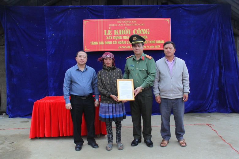 Đại tá Nguyễn Văn Thịnh, Phó Bí thư Đảng uỷ, Phó Giám đốc Công an tỉnh trao quyết định xây nhà tình nghĩa cho gia đình chị Thào Cha.JPG