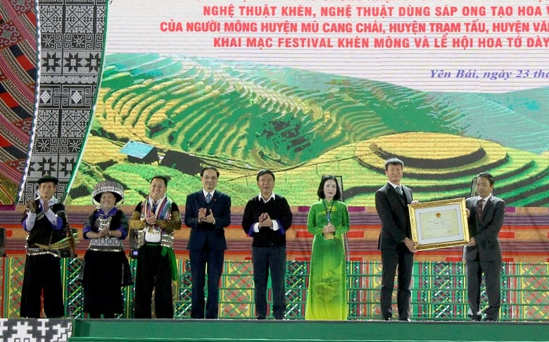 Thứ trưởng Bộ Văn hoá - Thể thao và Du lịch Hoàng Đạo Cương trao Chứng nhận Di sản văn hóa phi vật thể quốc gia &quot;Nghệ thuật Khèn của người Mông&quot; huyện Mù Cang Chải, huyện Trạm Tấu, huyện Văn Chấn, tỉnh Yên Bái.