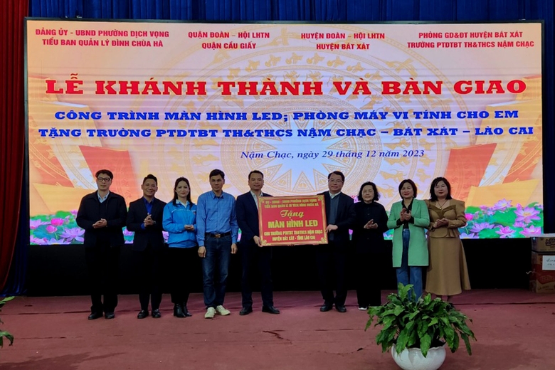 trao-man-hinh-led-pho-thong-dtbt-tieu-hoc-va-thcs-nam-chac-3669.jpg