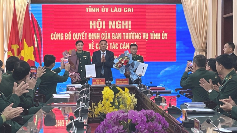 Đồng chí Hoàng Giang Phó Bí thư Tỉnh ủy, trao Quyết định và tặng hoa chúc mừng Đại tá Trần Quang Tùng Bí thư Đảng ủy và Đại tá Nguyễn Văn Tuấn, Chủ nhiệm ủy ban kiểm tra BĐBP tỉnh Lào Cai.jpg