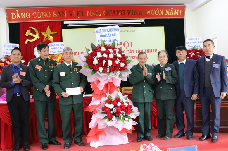 dong-chi-tran-tien-bich-uy-vien-tw-hoi-cuu-tnxp-viet-nam-chu-tich-hoi-cuu-tnxp-tinh-lao-cai-va-dai-bieu-cac-huyen-thanh-pho-tang-hoa-chuc-mung-9134.jpg