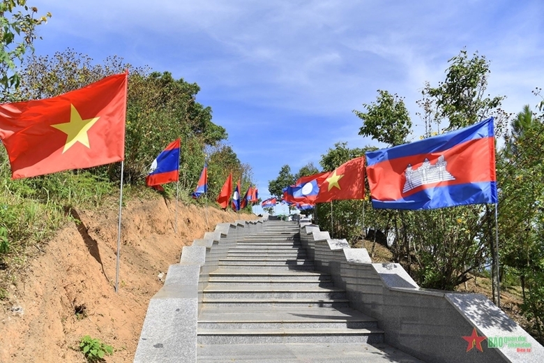 Quốc kỳ ba nước Việt Nam-Lào-Campuchia tung bay dọc lối lên cột mốc biên giới ba nước Việt Nam - Lào - Campuchia hay còn gọi cột mốc ba biên Đông Dương.