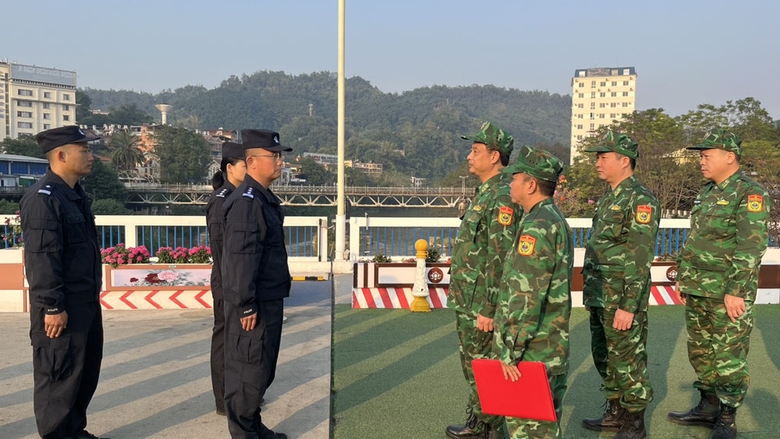 luc-luong-bien-phong-lao-cai-va-chi-doi-quan-ly-bien-gioi-hong-ha-gap-go-trao-doi-tren-vach-phan-dinh-duong-bien-gioi-cua-khau-quoc-te-lao-cai-ha-khau-5047.jpg