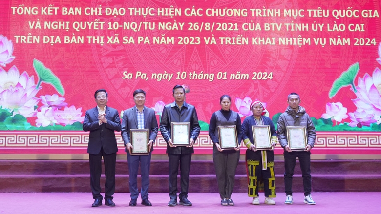 trao-chung-nhan-san-pham-ocop-3-4-sao-nam-2023-cho-cac-don-vi-htx-co-san-pham-9902.jpg