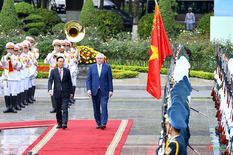 Chủ tịch nước Võ Văn Thưởng và Tổng thống Frank-Walter Steinmeier duyệt Đội danh dự Quân đội nhân dân Việt Nam.