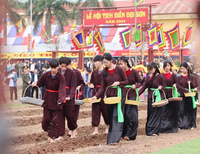 Nghi thức gieo hạt cầu mùa màng bội thu.