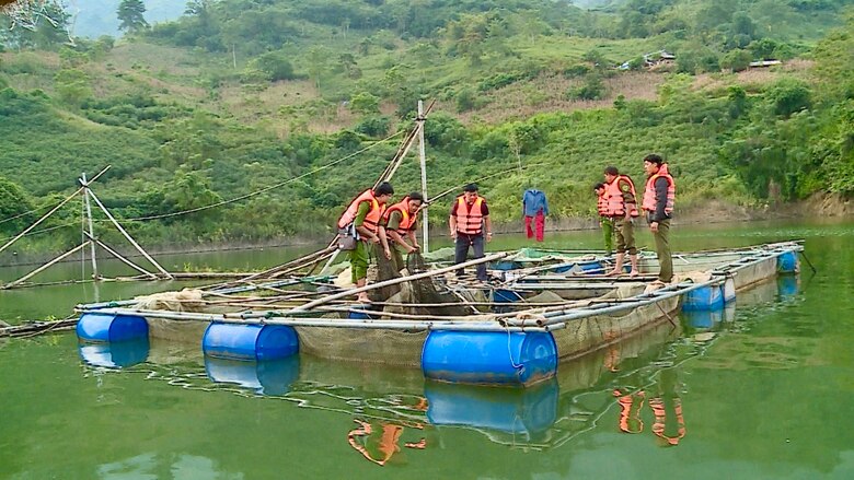 Công an xã Tả Thàng kiểm tra an toàn hộ dân nuôi cá trên Sông Chảy qua địa bàn quản lý.jpg
