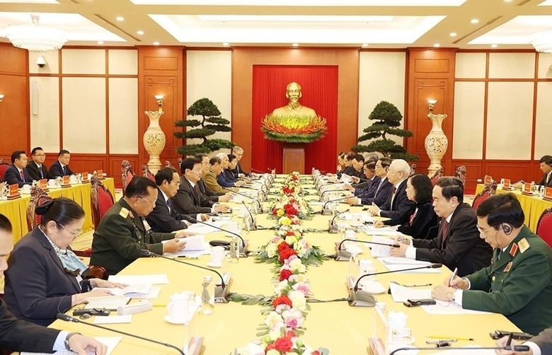 Cuộc gặp cấp cao giữa Đảng Cộng sản Việt Nam và Đảng Nhân dân Cách mạng Lào do Tổng Bí thư Nguyễn Phú Trọng và Tổng Bí thư, Chủ tịch nước Lào Thongloun Sisoulith đồng chủ trì.