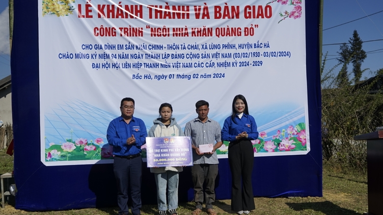 Trao phần tiền hỗ trợ còn lại cho gia đình em Sần Khái Chinh.