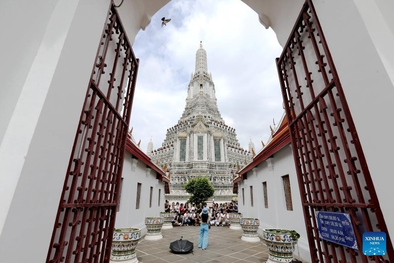 Khách du lịch Trung Quốc chụp ảnh tại Wat Arun, một trong những ngôi chùa Phật giáo nổi tiếng nhất Bangkok, Thái Lan.