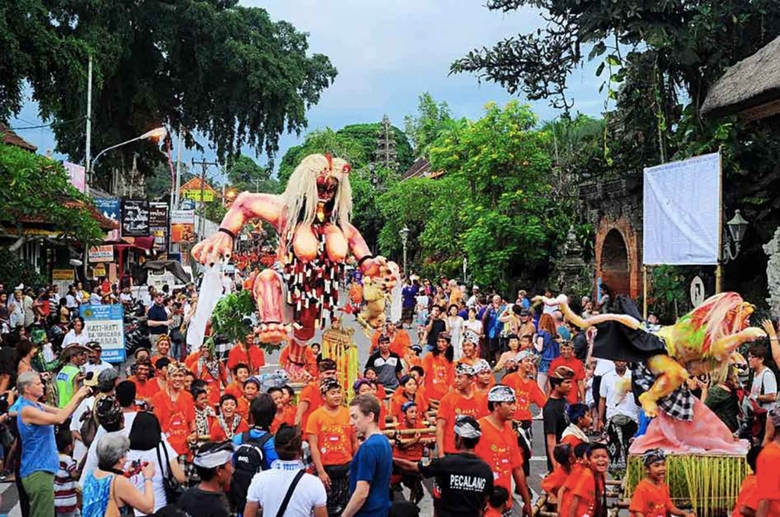 Lễ diễu hành Ogoh-ogoh trước khi bắt đầu ngày Im lặng ở Bali.