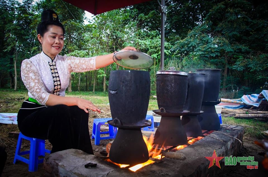 Phụ nữ dân tộc Thái ở Điện Biên chuẩn bị các món ăn dân tộc.